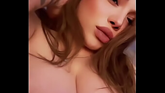 Người Đẹp Tóc Xanh Khoe Bên Sexy Của Mình Trong Video Khiêu Dâm Này