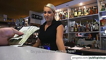 Η Όμορφη Bargirl Lenka Λαμβάνει Μια Περιποίηση Προσώπου Σε Δημόσιο Χώρο.