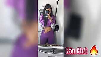 Bia Hot, Pohotna Rjavolaska, Se Razvaja Na Javnem Avtobusnem Stranišču