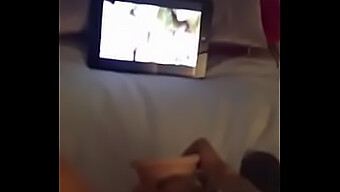 Ibu Rumah Tangga Yang Horny Menggunakan Vibrator Dan Berbicara Kotor Dalam Sesi Solo.