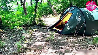 Uma Cena De Masturbação Solo Surpreendente Na Floresta.