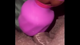 Milaj'S Sensuele Solospel Met Een Nieuwe Wandvibrator