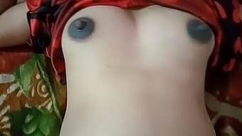 Desi Bhabhi'S Hjemmelagde Video Viser Bh Og Nattsex