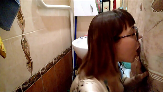 Amateur Gloryhole:Stepsister Gets A Hot Blowjob From Stepbrother In Bathroom