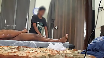 La Surprise D'Un Préposé Au Spa Afro-Américain Avec Une Petite Bite Blanche.