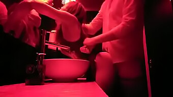 Stanza Degli Uomini Del Club: Un Video Porno Da Guardare