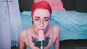 Junges Girl Mit Tattoos Genießt Oralsex Von Einer Sexmaschine