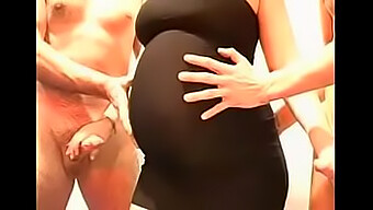 Action De Bukakke Dans Une Scène De Sexe En Groupe Avec Une Femme Enceinte