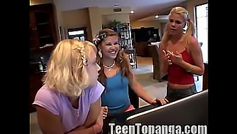 Teen Topanga A Jej Kamarátky Sa Zapájajú Do Divokej Lesbickej Sexuálnej Orgie