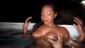 Les Gros Seins Naturels D'Une Femme Noire Se Font Baiser Près De La Piscine.